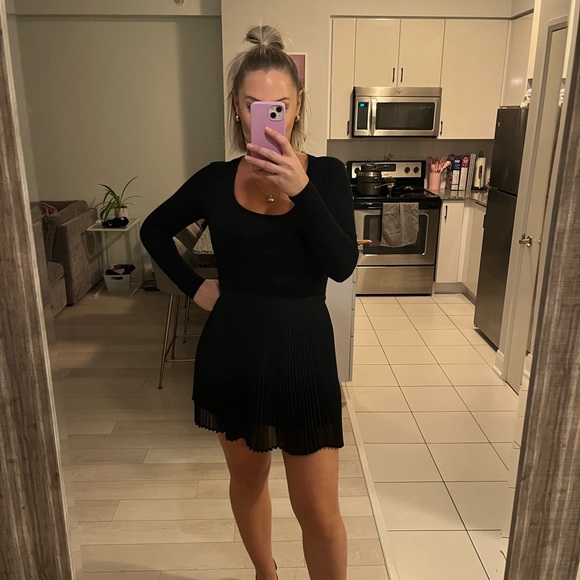 Black pleated skirt - Picture 3 of 4